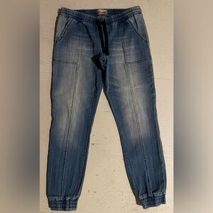 Denizen from Levi's Relaxed Fit Jeans in Blue